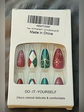 Red green Christmas nails